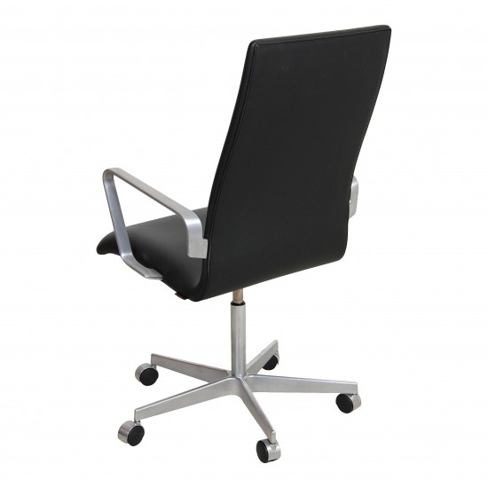 Arne Jacobsen Oxford office chair with medium high back and black leather