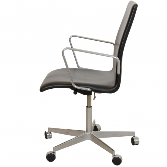 Arne Jacobsen Oxford office chair in black leather