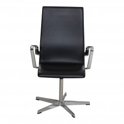 Arne Jacobsen Oxford stol i sort læder og med polstring på armlæn samt krom stel Arne Jacobsen Oxford stol i sort læder og med polstring på armlæn samt krom stel