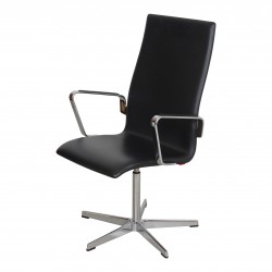 Arne Jacobsen Oxford stol i sort læder og med polstring på armlæn samt krom stel Arne Jacobsen Oxford stol i sort læder og med polstring på armlæn samt krom stel