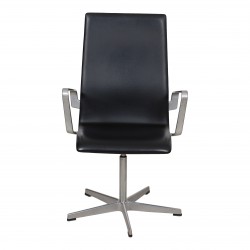 Arne Jacobsen Oxford with original black classic leather and medium high back Arne Jacobsen Oxford with original black classic leather and medium high back