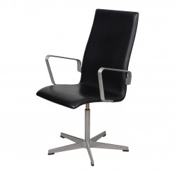 Arne Jacobsen Oxford with original black classic leather and medium high back Arne Jacobsen Oxford with original black classic leather and medium high back