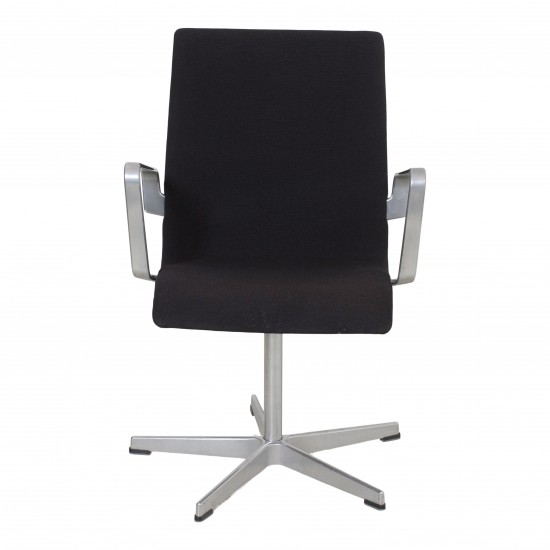 Arne Jacobsen Oxford chair with a low back and black tonus fabric