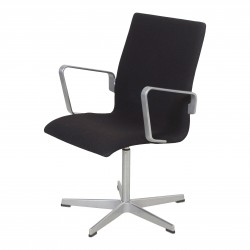 Arne Jacobsen Oxford stol med lav ryg og sort tonus stof Arne Jacobsen Oxford stol med lav ryg og sort tonus stof