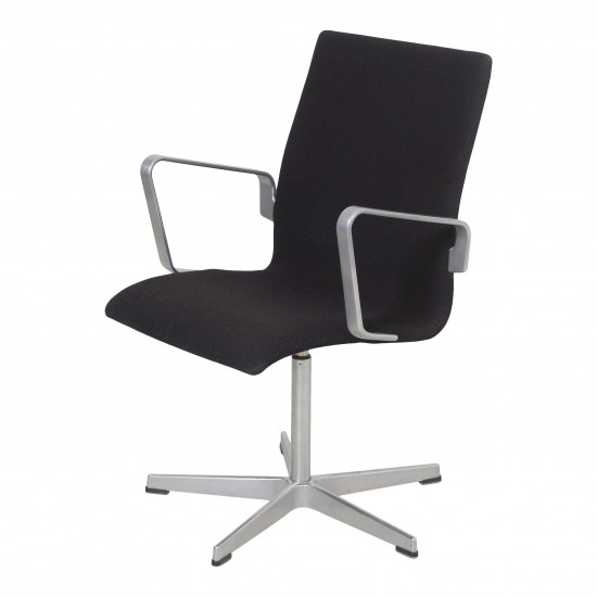 Arne Jacobsen Oxford chair with a low back and black tonus fabric