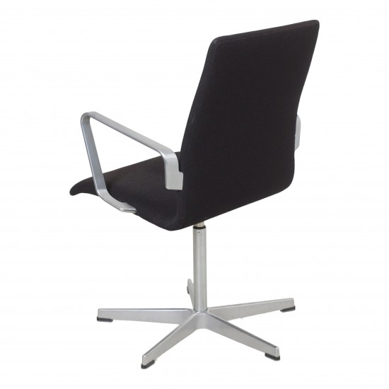 Arne Jacobsen Oxford chair with a low back and black tonus fabric