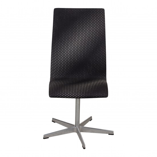 Arne Jacobsen Oxford chair with black fabric, medium high back and 5-legged stand