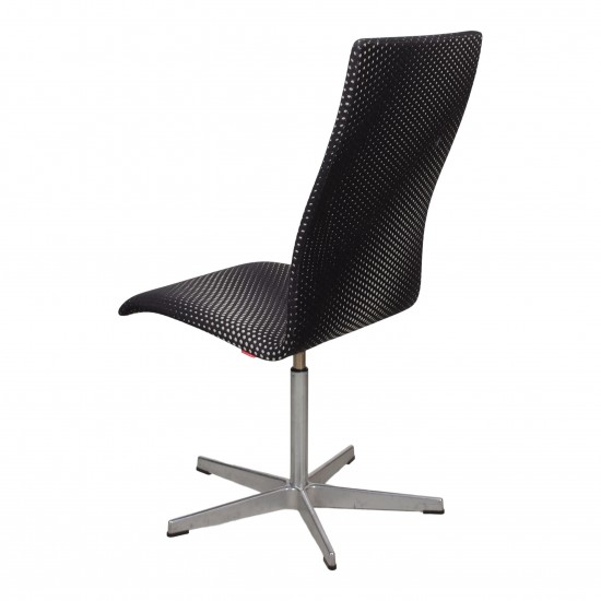 Arne Jacobsen Oxford chair with black fabric, medium high back and 5-legged stand