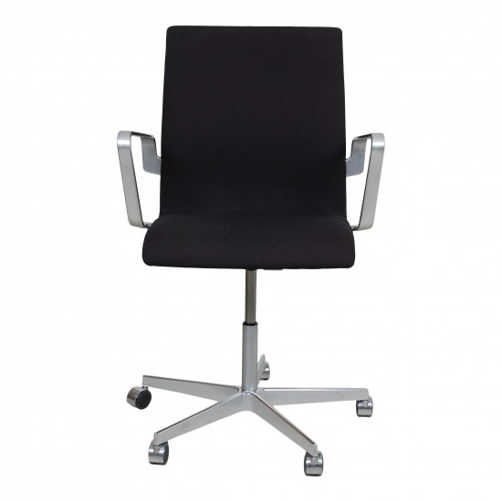 Arne Jacobsen New Oxford low office chair in black christianshavn fabric