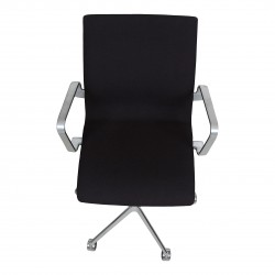 Arne Jacobsen New Oxford low office chair in black christianshavn fabric
