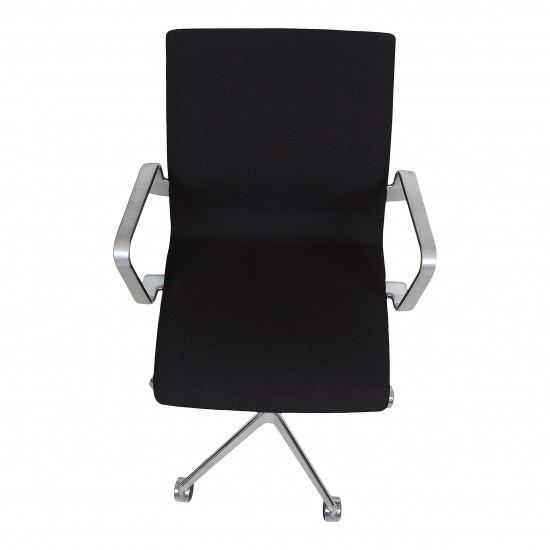Arne Jacobsen New Oxford low office chair in black christianshavn fabric