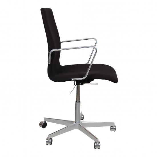 Arne Jacobsen New Oxford low office chair in black christianshavn fabric