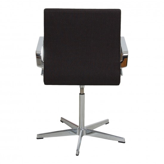 Arne Jacobsen Oxford armchair with grey fabric and chrome frame