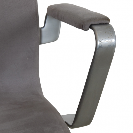 Arne Jacobse Oxford chair in grey Alcantara fabric