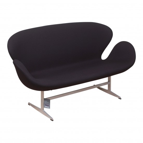 Arne Jacobsen New Swan sofa with black fabric