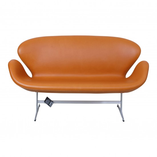 Arne Jacobsen Svanesofa nypolstret i cognac anilin læder Arne Jacobsen Svanesofa nypolstret i cognac anilin læder