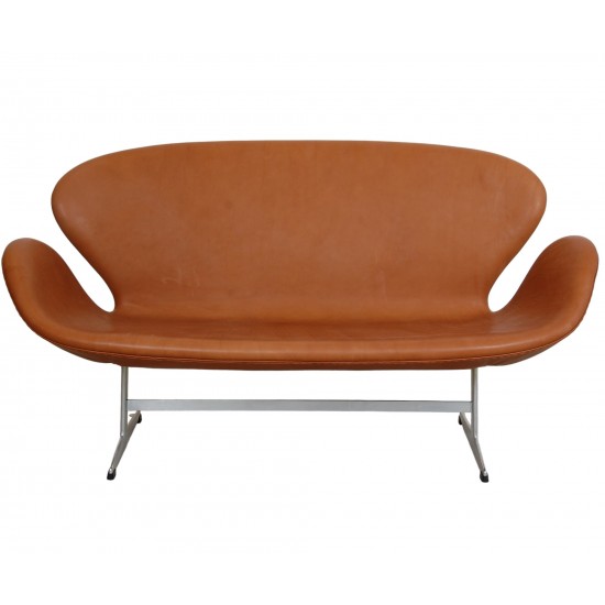 Arne Jacobsen Swan sofa in cognac aniline leather