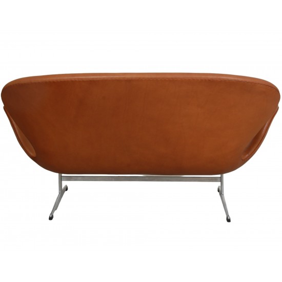 Arne Jacobsen Swan sofa in cognac aniline leather