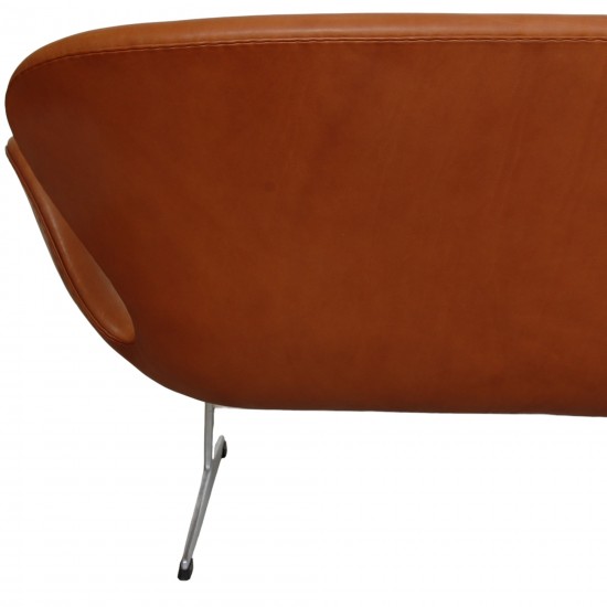 Arne Jacobsen Swan sofa in cognac aniline leather