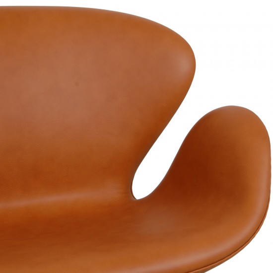 Arne Jacobsen Swan sofa in original Cognac Aura leather