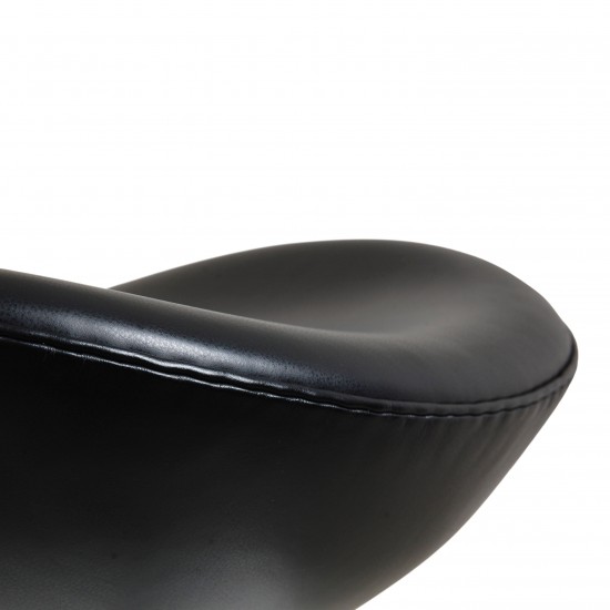 Arne Jacobsen Egg ottoman with black classic leather