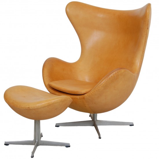 Arne Jacobsen Ægget stol med skammel i natur læder