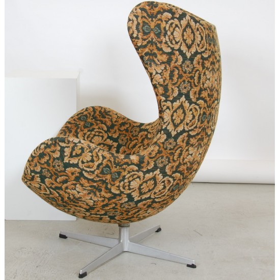 Arne Jacobsen Egg chair with footstool in green fabric (2) 