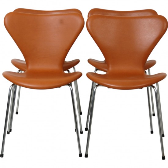 Sæt med 4 Arne Jacobsen Syver stole i cognac læder