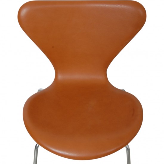 Sæt med 4 Arne Jacobsen Syver stole i cognac læder