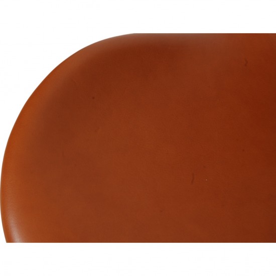 Sæt med 4 Arne Jacobsen Syver stole i cognac læder