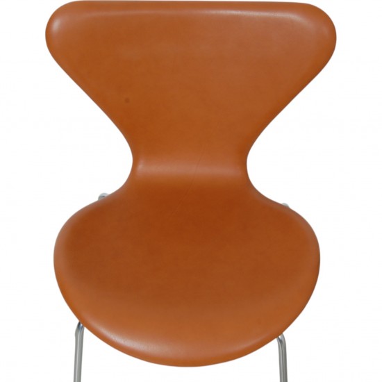 Sæt med 4 Arne Jacobsen Syver stole i cognac læder