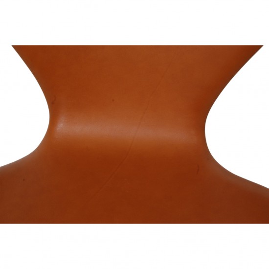 Sæt med 4 Arne Jacobsen Syver stole i cognac læder