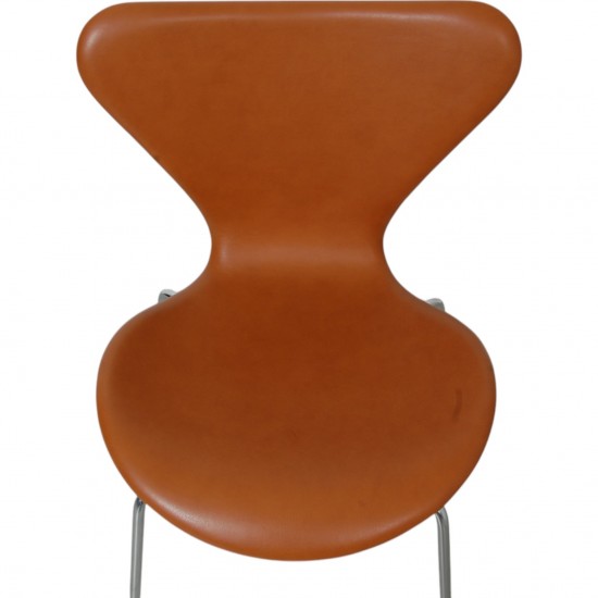 Sæt med 4 Arne Jacobsen Syver stole i cognac læder