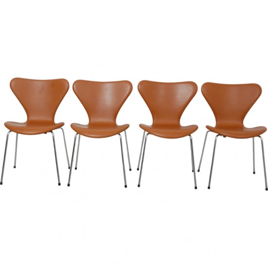 Sæt med 4 Arne Jacobsen Syver stole i cognac læder