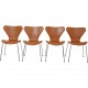 Sæt med 4 Arne Jacobsen Syver stole i cognac læder