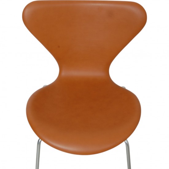 Sæt med 4 Arne Jacobsen Syver stole i cognac læder