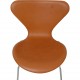 Sæt med 4 Arne Jacobsen Syver stole i cognac læder