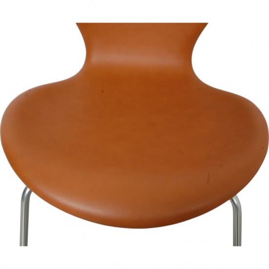 Sæt med 4 Arne Jacobsen Syver stole i cognac læder