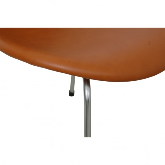 Sæt med 4 Arne Jacobsen Syver stole i cognac læder