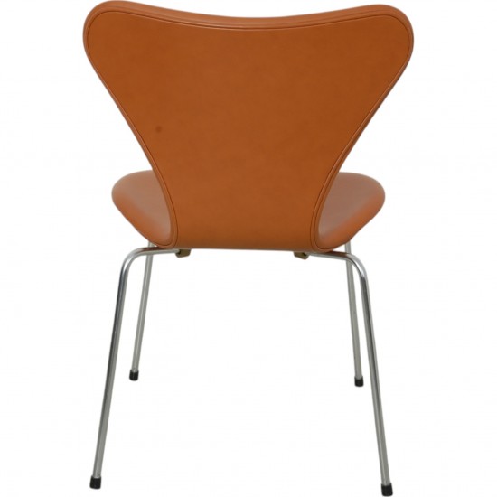 Sæt med 4 Arne Jacobsen Syver stole i cognac læder