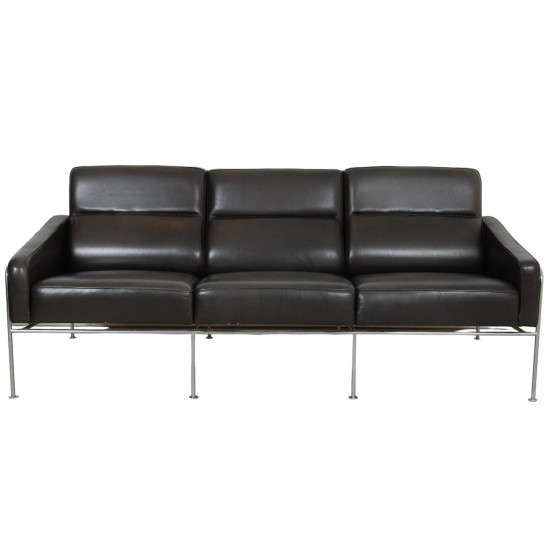 Arne Jacobsen 3-personers 3303 Sofa i patineret sort anilin læder