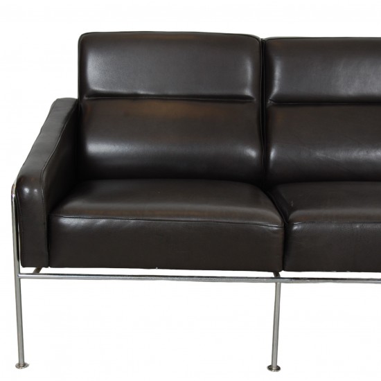 Arne Jacobsen 3.seater 3303 Sofa in patinated black aniline leather