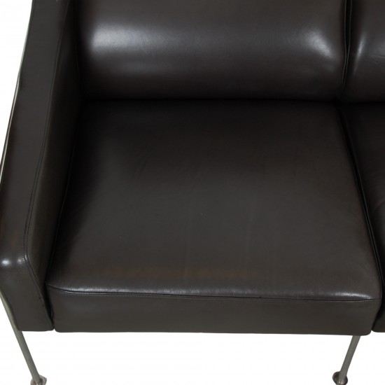 Arne Jacobsen 3.seater 3303 Sofa in patinated black aniline leather