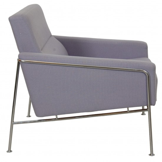 Arne Jacobsen 3301 Airport chair in purple fabric