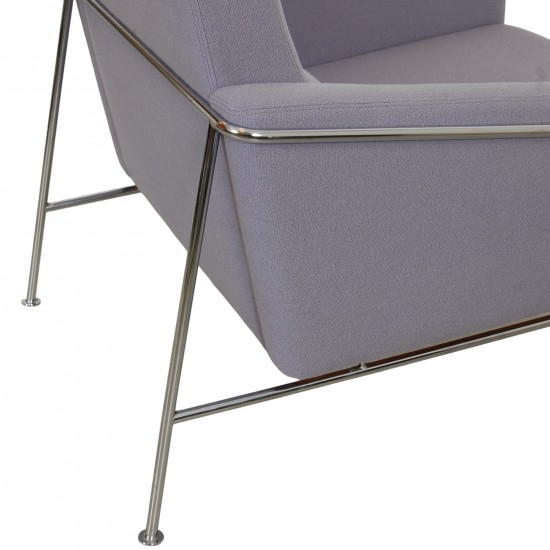 Arne Jacobsen 3301 Airport chair in purple fabric