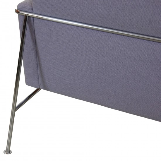 Arne Jacobsen 3301 Airport chair in purple fabric