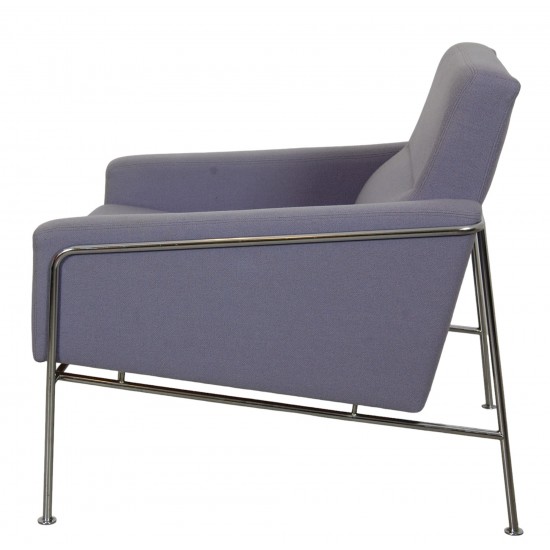 Arne Jacobsen 3301 Airport chair in purple fabric