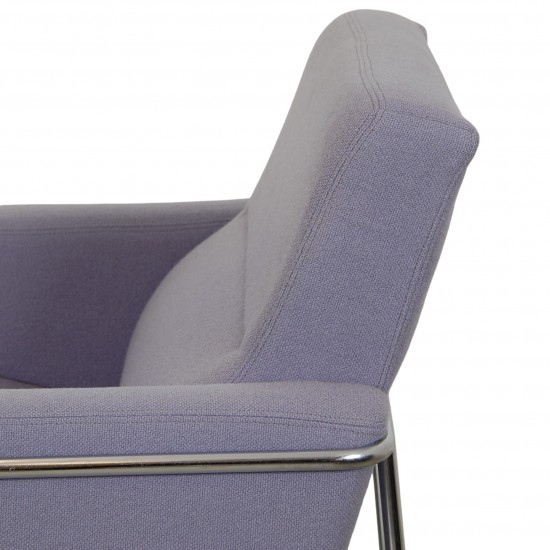 Arne Jacobsen 3301 Airport chair in purple fabric