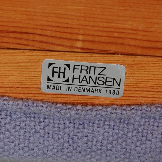 Arne Jacobsen 3301 Airport chair in purple fabric