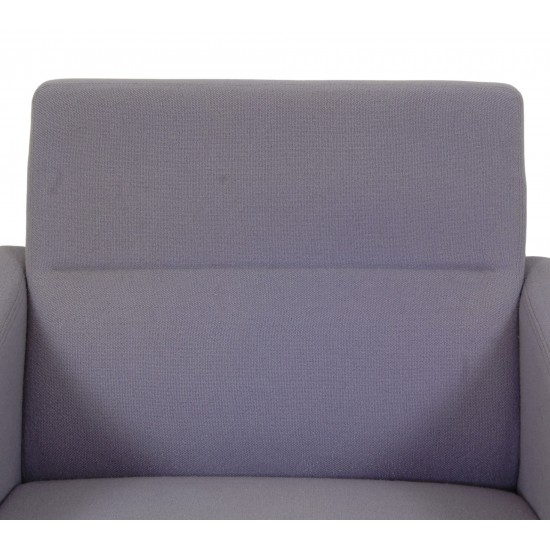 Arne Jacobsen 3301 Airport chair in purple fabric